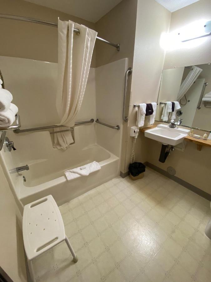 Boarders Inn & Suites By Cobblestone Hotels - 브로큰보우 외부 사진